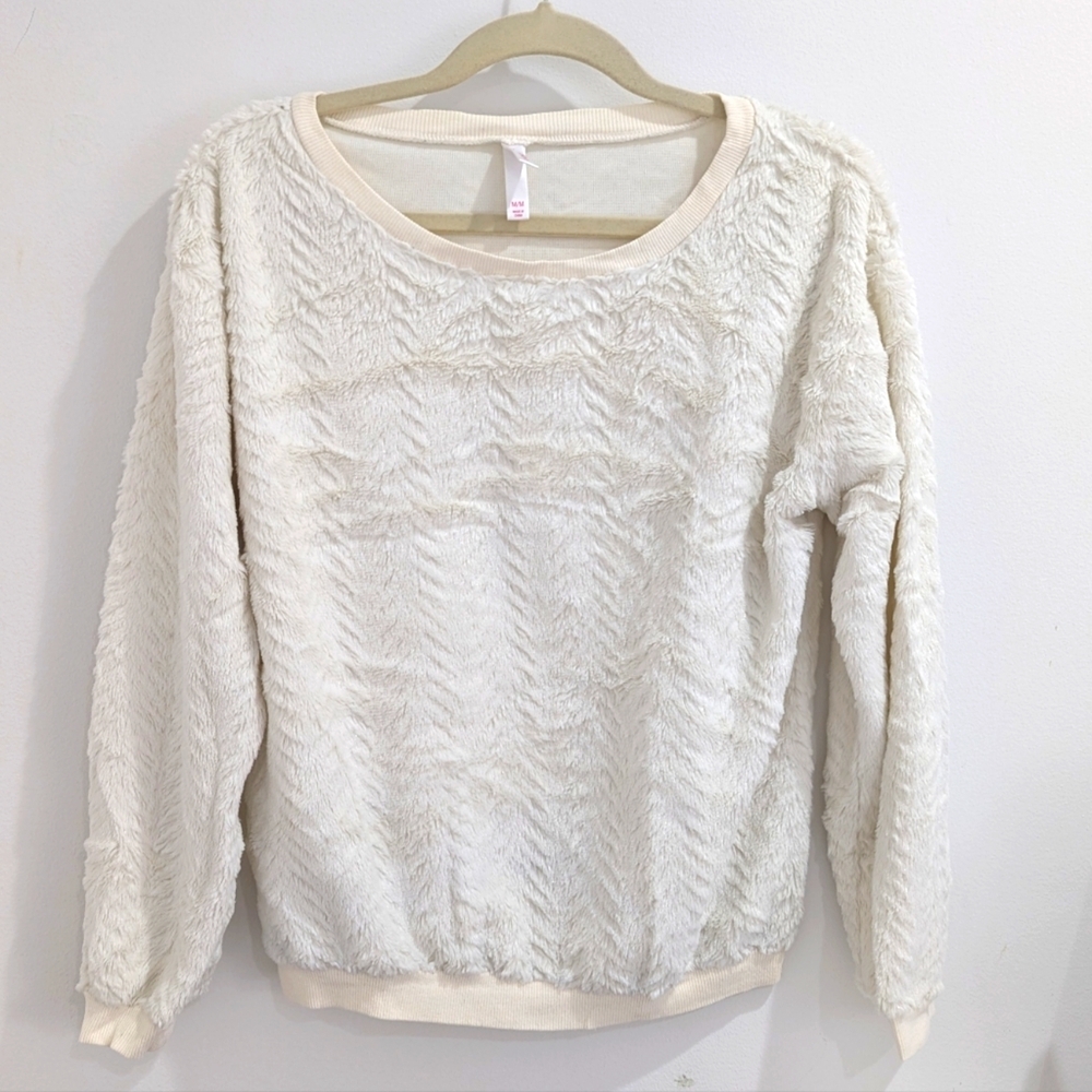 White Plush Soft Sweater – Textured & Comfy – Size M